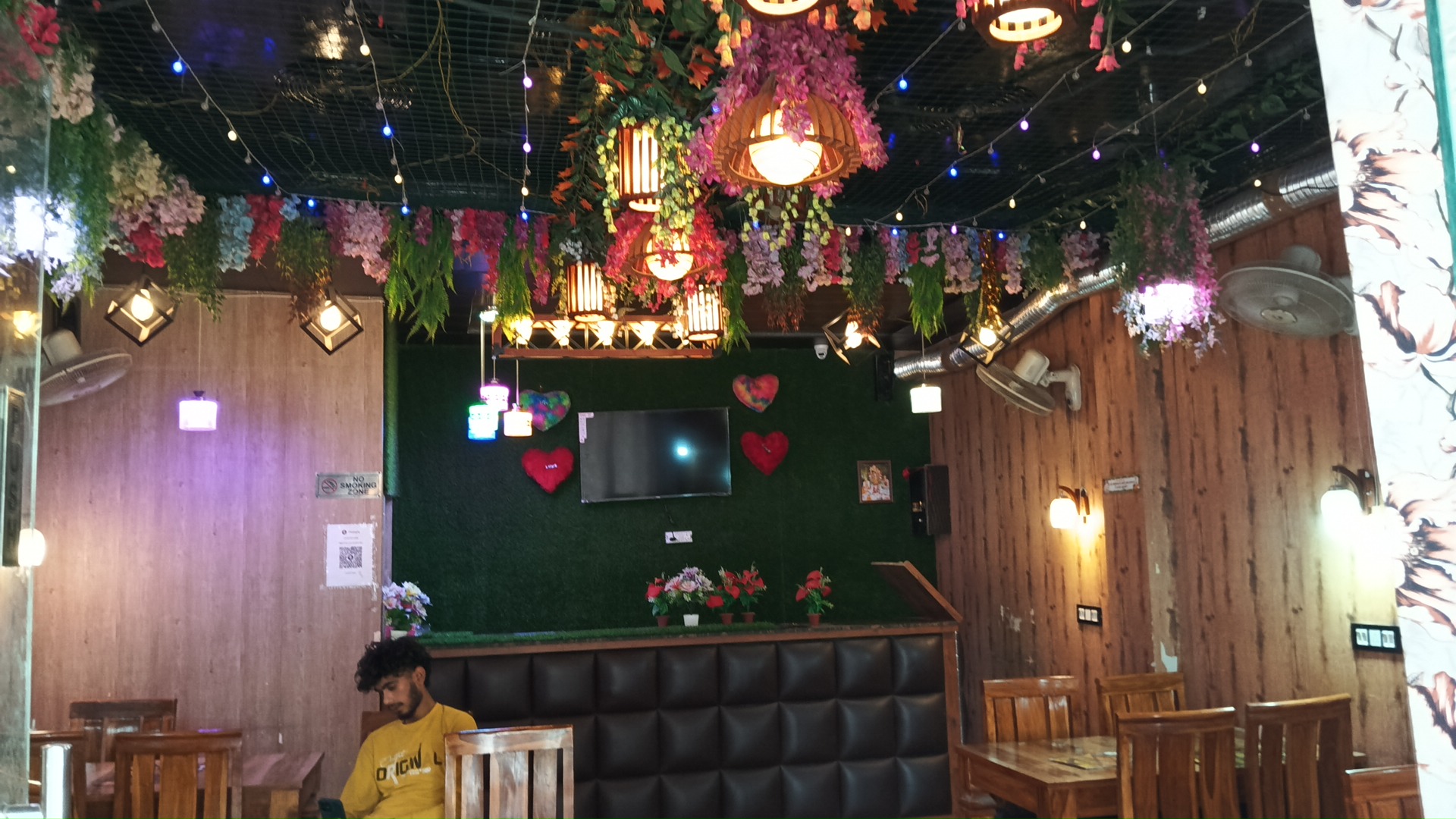 Mera pizza restaurant rabupura
