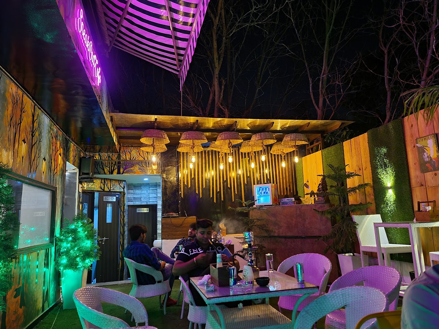 Sneakout cafe
